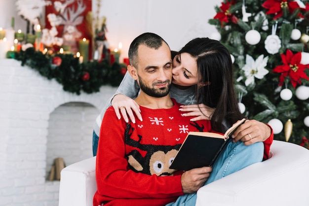 Foto grátis mulher, beijando, homem, livro