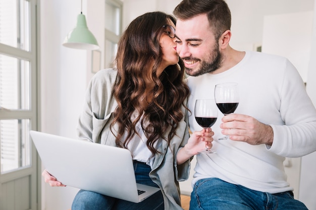 Foto grátis mulher beijando namorado com vinho