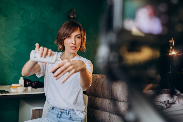 Foto grátis mulher beleza vlogger filmando vlog sobre cremes