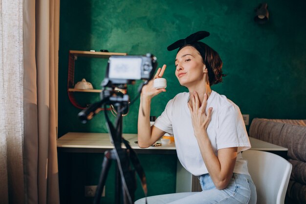 Mulher beleza vlogger filmando vlog sobre cremes