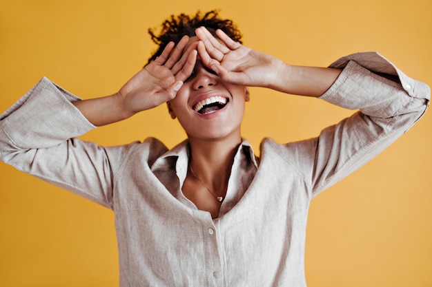 Foto grátis mulher bem humorada cobrindo os olhos com as mãos