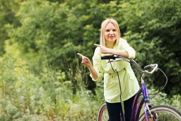 Mulher, bicicleta, cópia, espaço