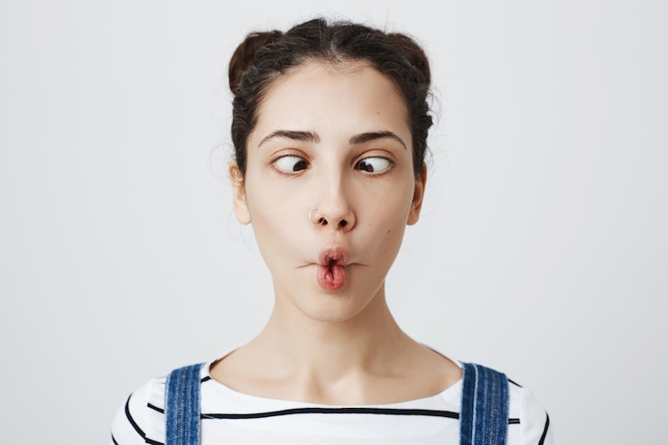 Foto grátis mulher boba e fofa fazendo lábios de peixe e apertando os olhos, brincar