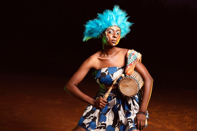 Foto grátis mulher bonita à noite no retrato de carnaval