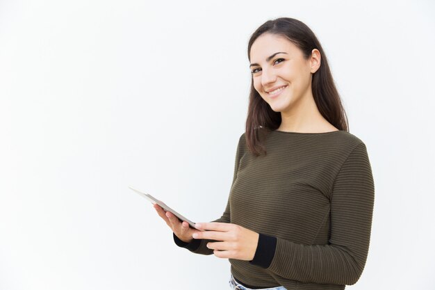 Mulher bonita alegre feliz segurando o tablet