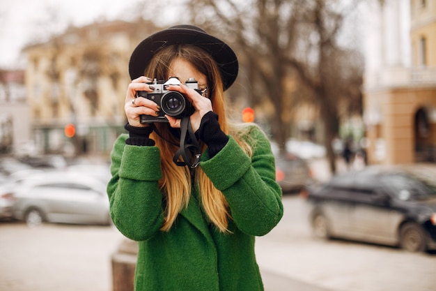 Foto grátis mulher bonita andando em um parque primavera