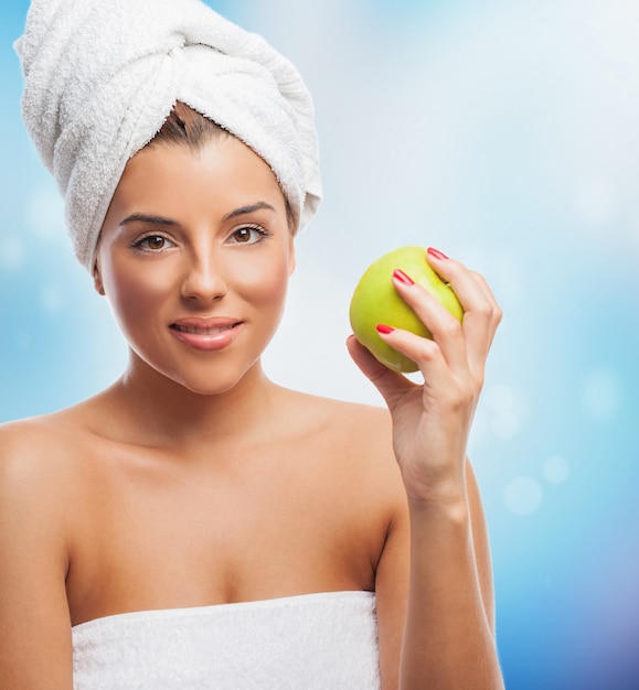 Foto grátis mulher bonita após o banho com maçã verde