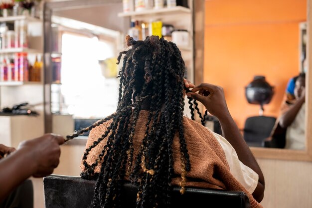 Mulher bonita arrumando o cabelo no salão de beleza