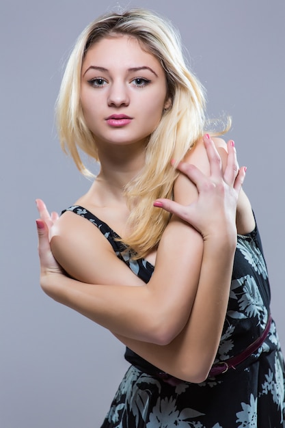 Foto grátis mulher bonita bonita muito sorridente isolada contra a parede do estúdio em branco.