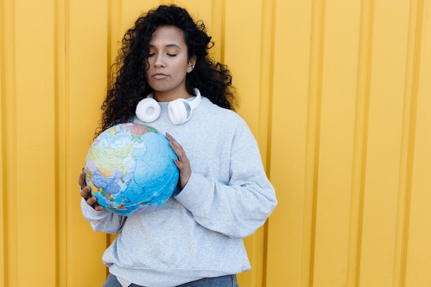 Mulher bonita com cabelo curvo e globo