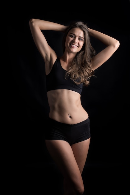 Foto grátis mulher bonita com corpo saudável em fundo preto