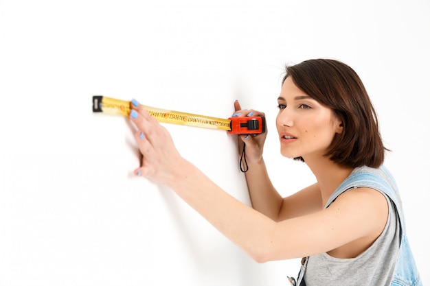 Foto grátis mulher bonita com fita métrica renovar casa