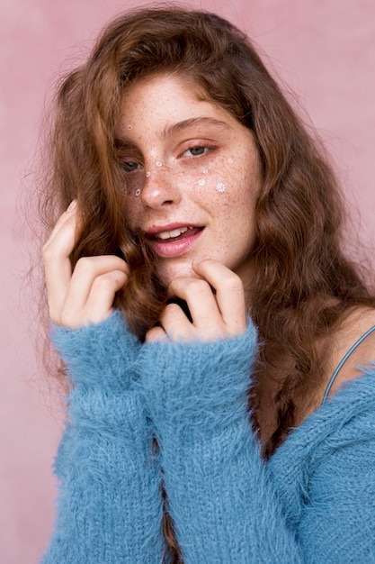 Foto grátis mulher bonita com flores brancas no rosto