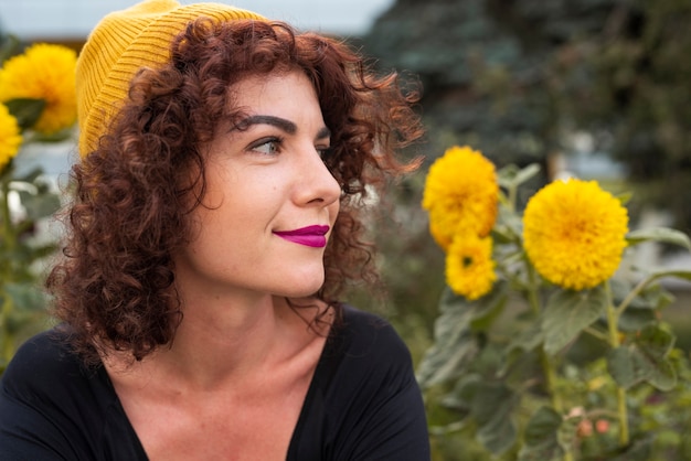 Foto grátis mulher bonita com flores