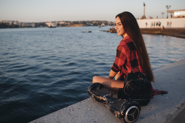 Foto grátis mulher bonita com giroscópio ao ar livre