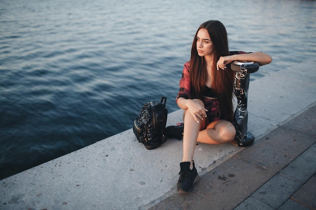 Foto grátis mulher bonita com giroscópio ao ar livre