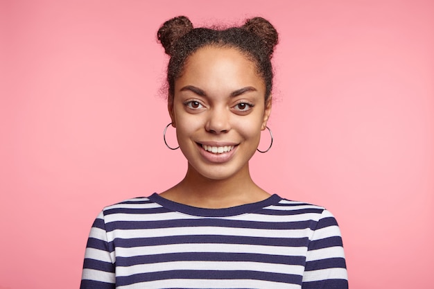 Mulher bonita com pãezinhos espaciais e camisa listrada