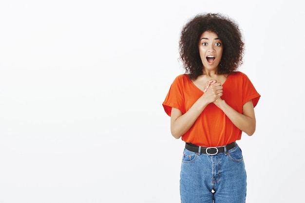 Foto grátis mulher bonita com penteado afro posando no estúdio