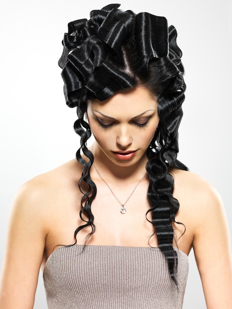 Foto grátis mulher bonita com penteado encaracolado estilo fashoin poses