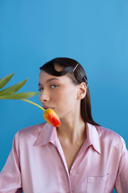 Foto grátis mulher bonita com penteado na moda