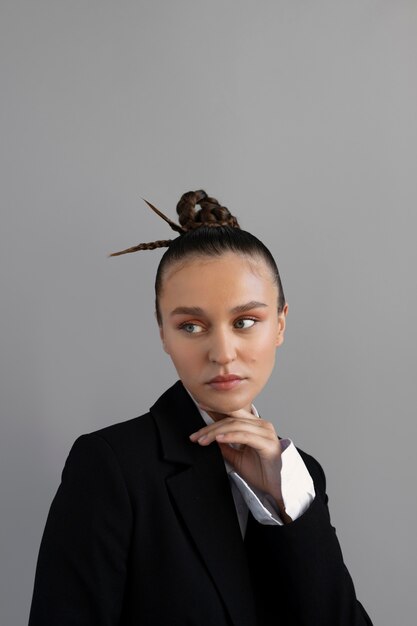 Mulher bonita com penteado na moda