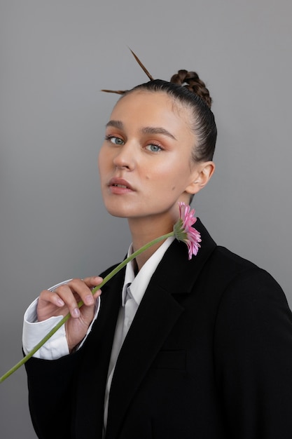 Foto grátis mulher bonita com penteado na moda