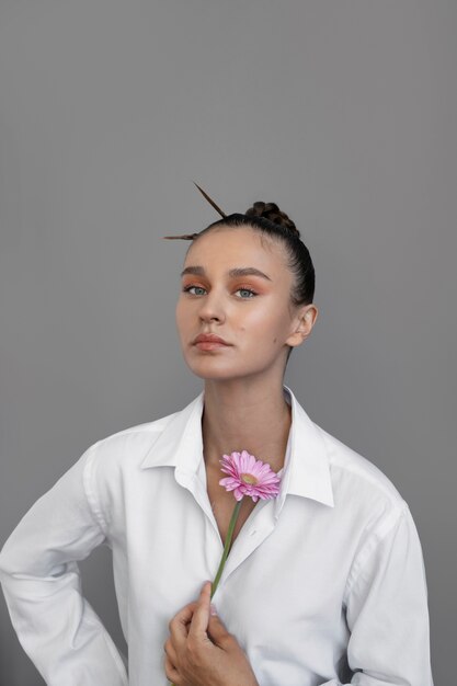 Mulher bonita com penteado na moda