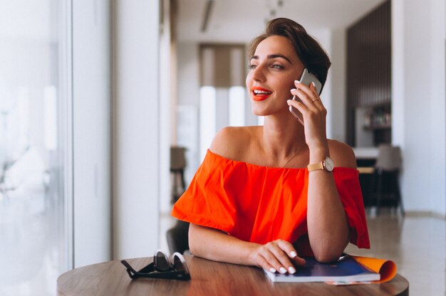 Foto grátis mulher bonita com revista e telefone