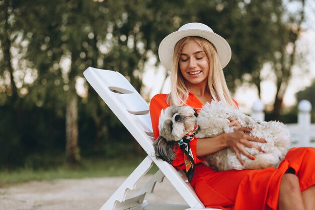 Mulher bonita com seu cachorro fofo de férias