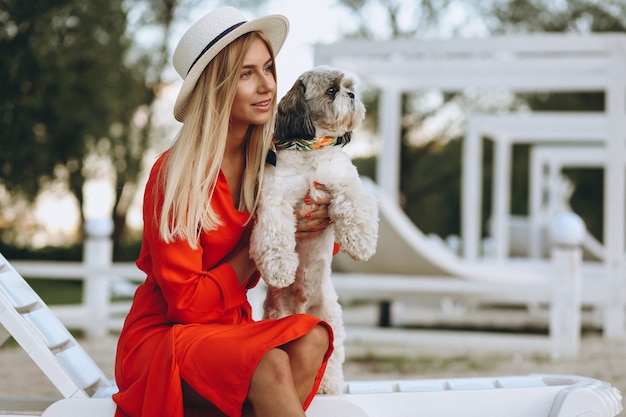 Mulher bonita com seu cachorro fofo de férias