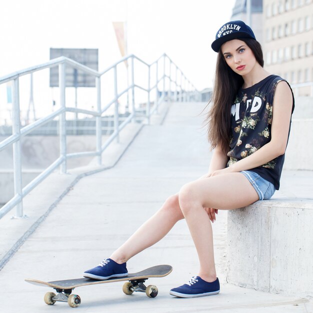 Mulher bonita com skate