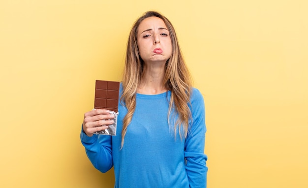 mulher bonita com tablete de chocolate