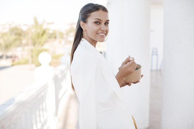 mulher bonita com tigela de comida ecológica