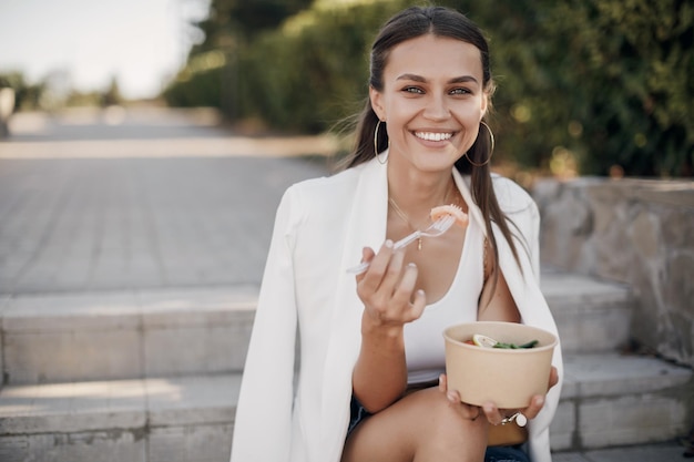 Mulher bonita com tigela de comida ecológica