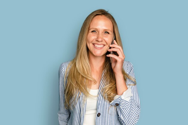 Mulher bonita com um dispositivo digital de ligação