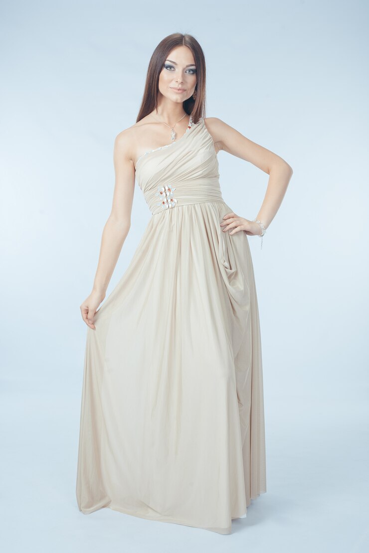 Foto grátis mulher bonita com vestido moderno posando no estúdio