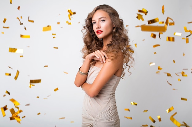 Foto grátis mulher bonita comemorando ano novo em confete dourado