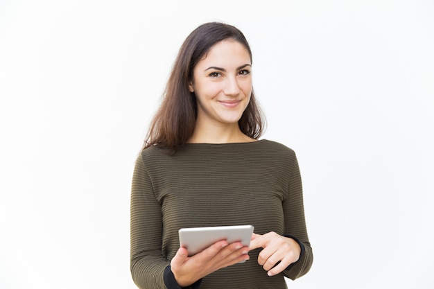 Foto grátis mulher bonita confiante sorridente segurando o tablet