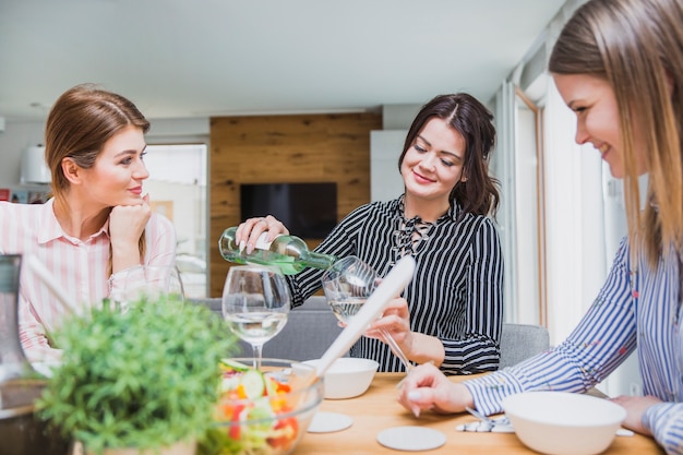 Foto grátis mulher bonita, derramando vinho em vidro