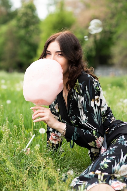 Foto grátis mulher bonita, desfrutando de algodão doce