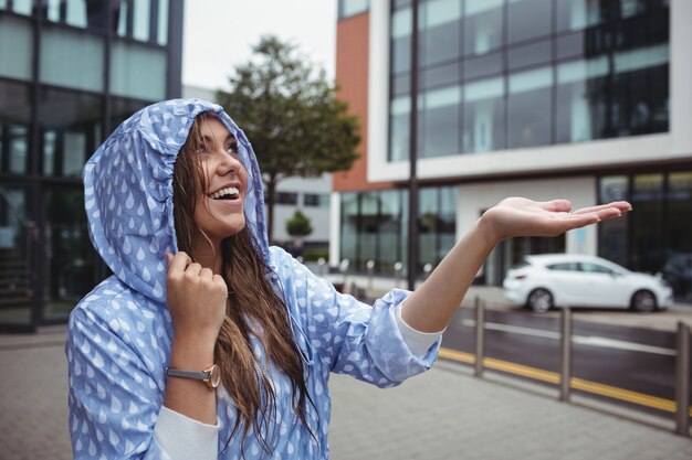 Mulher bonita, desfrutando de chuva