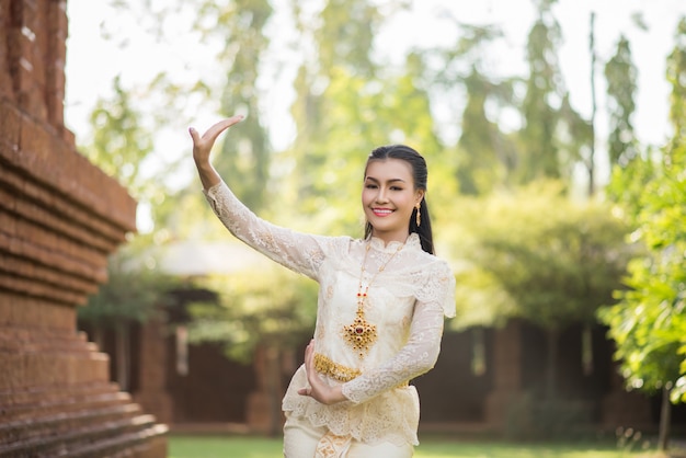 Foto grátis mulher bonita, desgastar, típico, vestido tailandês