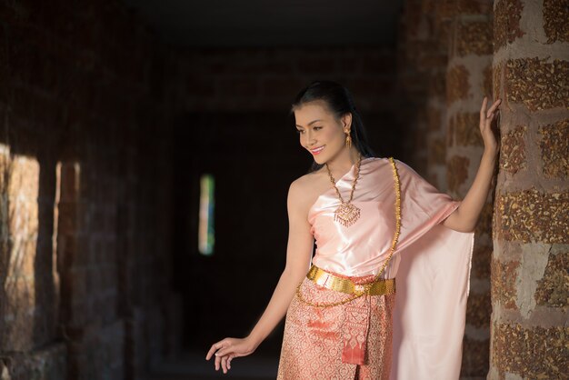 Mulher bonita, desgastar, típico, vestido tailandês