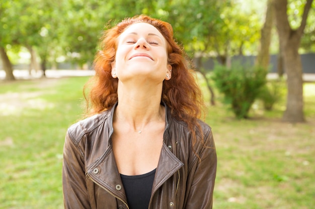 Mulher bonita despreocupada relaxada com os olhos fechados