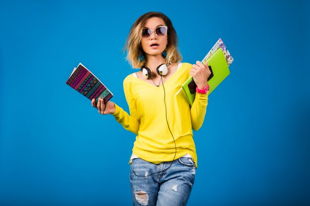 Mulher bonita e jovem hippie segurando livros