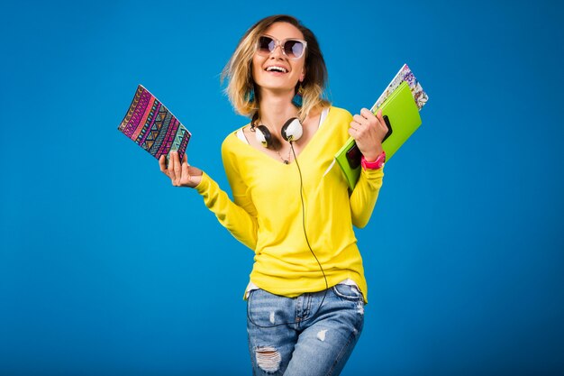 Mulher bonita e jovem hippie segurando livros