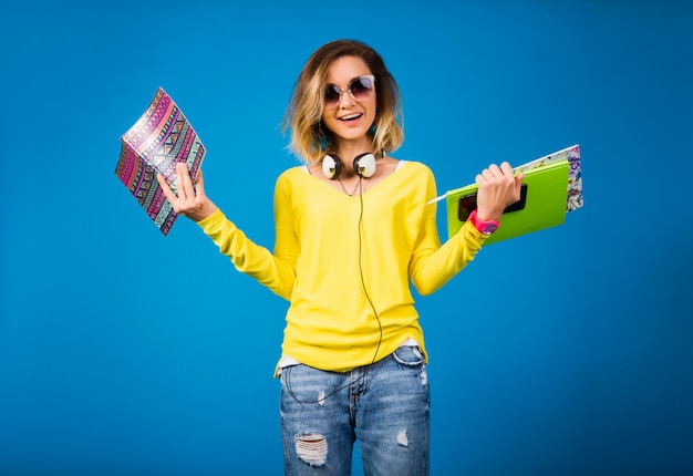 Mulher bonita e jovem hippie segurando livros