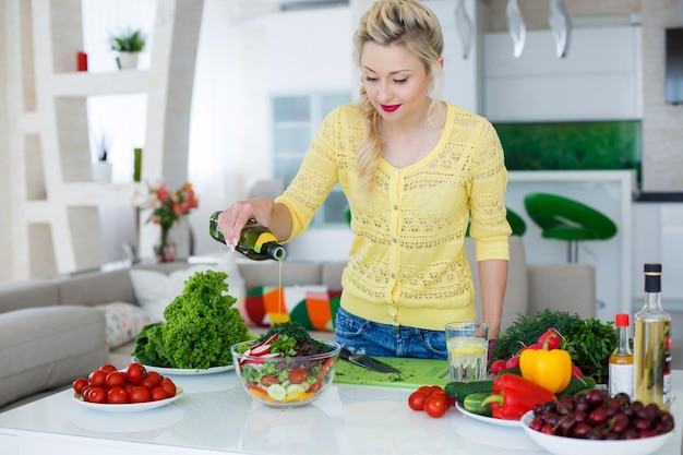 mulher bonita em casa com salada