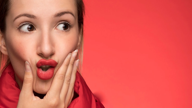 Foto grátis mulher bonita em fundo vermelho