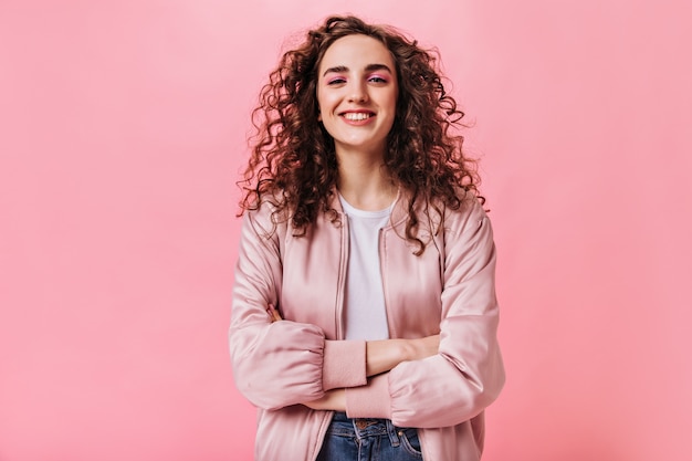 Foto grátis mulher bonita em jaqueta de seda sorrindo sobre fundo rosa